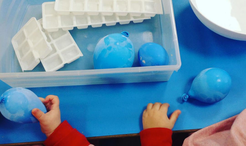 niños aprendiendo con globos