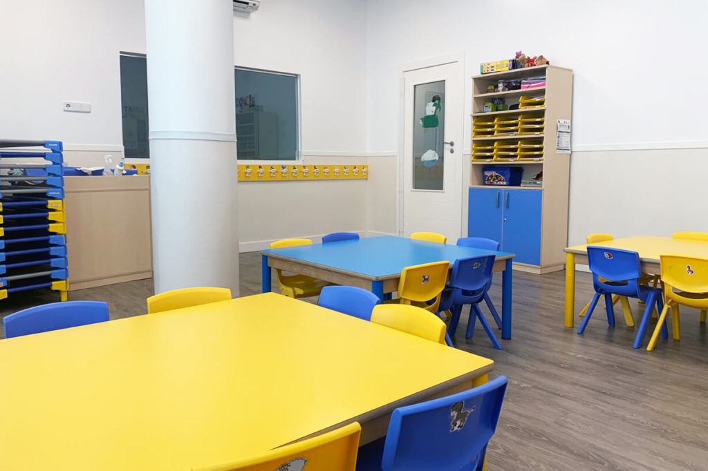 aula adaptada niños mesas y sillas